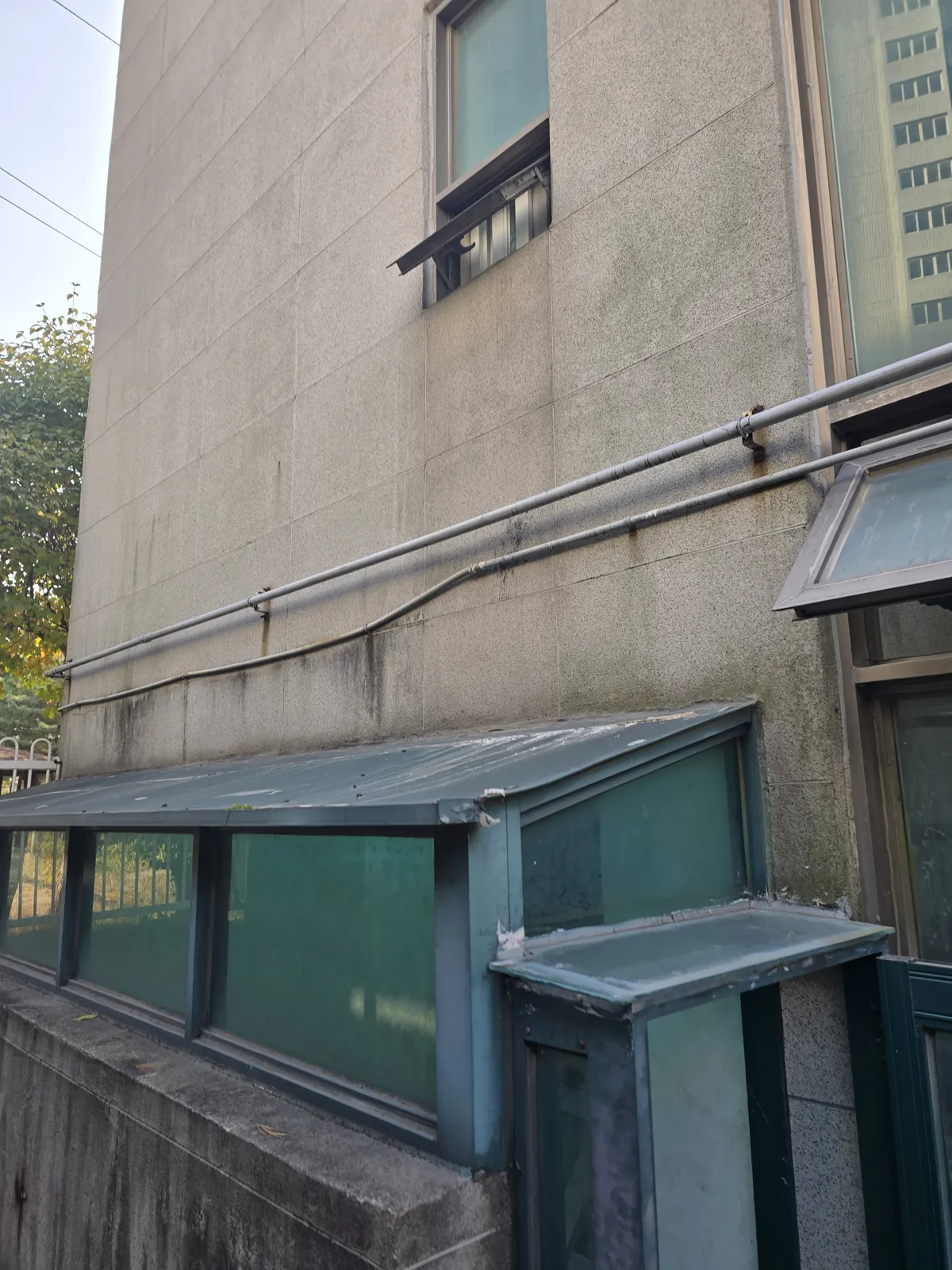 타공 전 석재 뿜칠 마감 외벽과 욕실 창문 주변